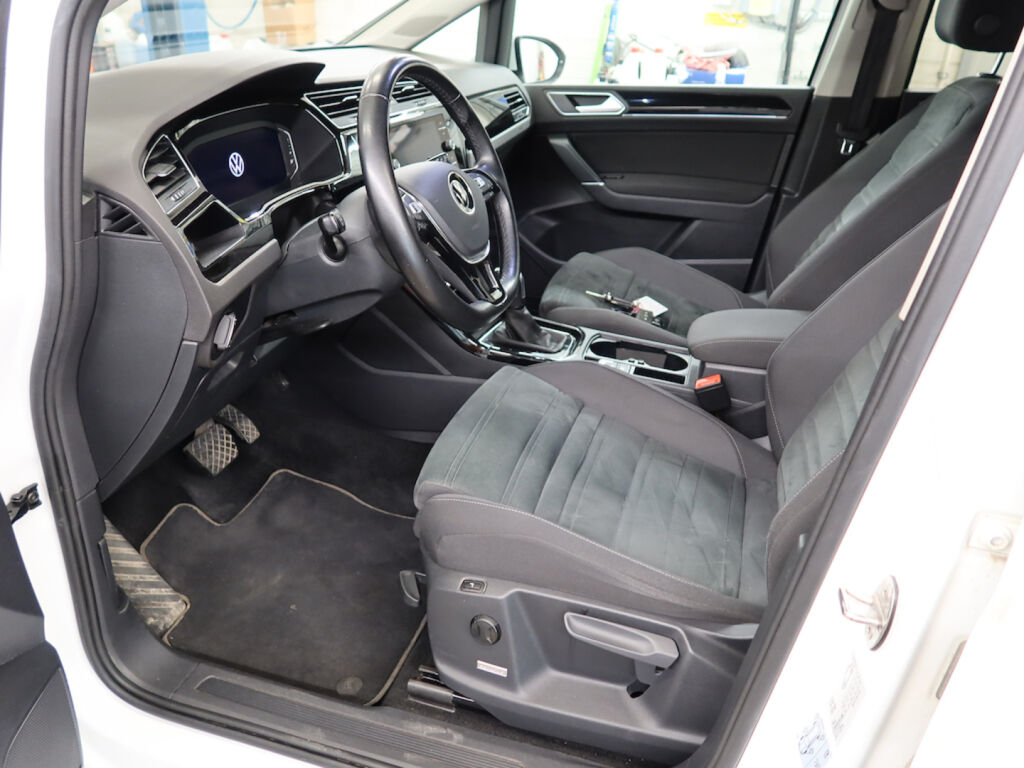 Volkswagen Touran 2022 Valkoinen