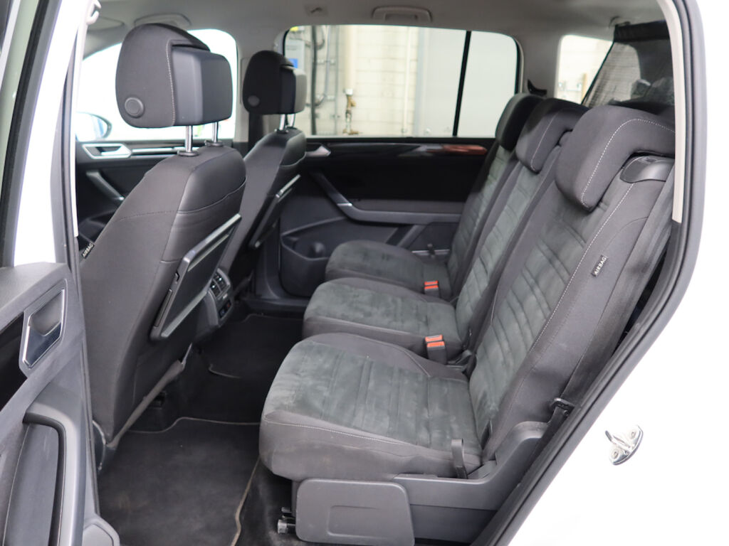 Volkswagen Touran 2022 Valkoinen