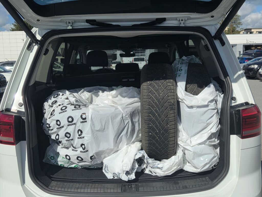 Volkswagen Touran 2022 Valkoinen