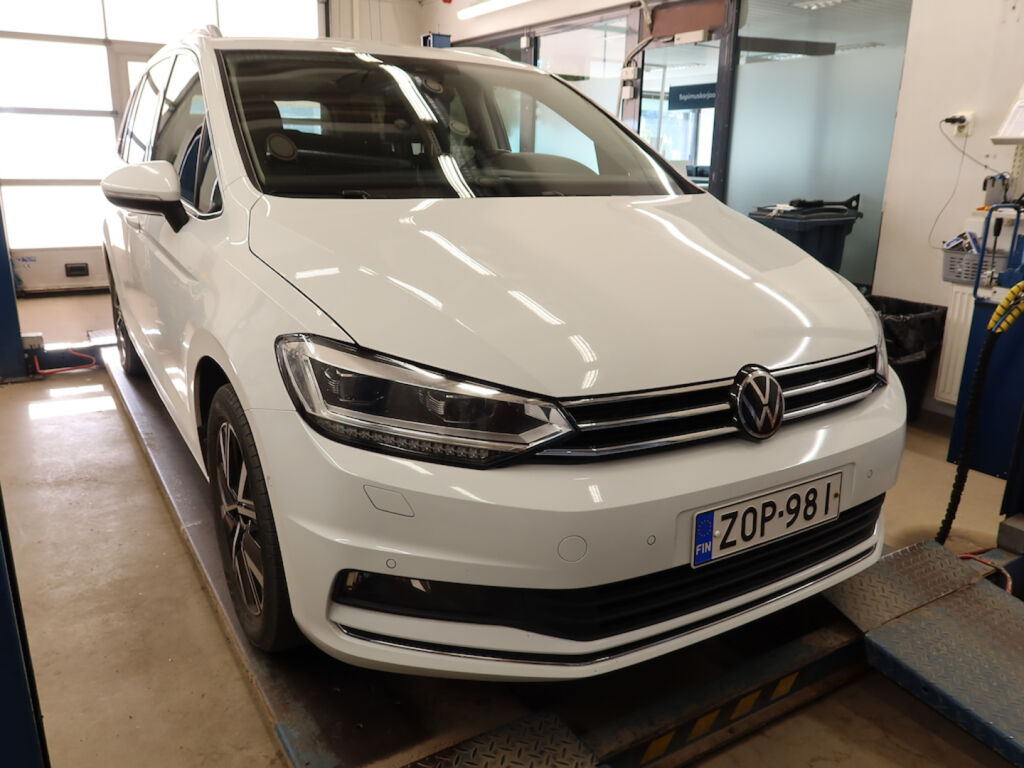 Volkswagen Touran 2022 Valkoinen