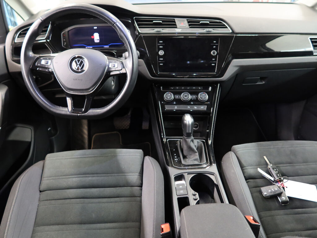 Volkswagen Touran 2022 Valkoinen