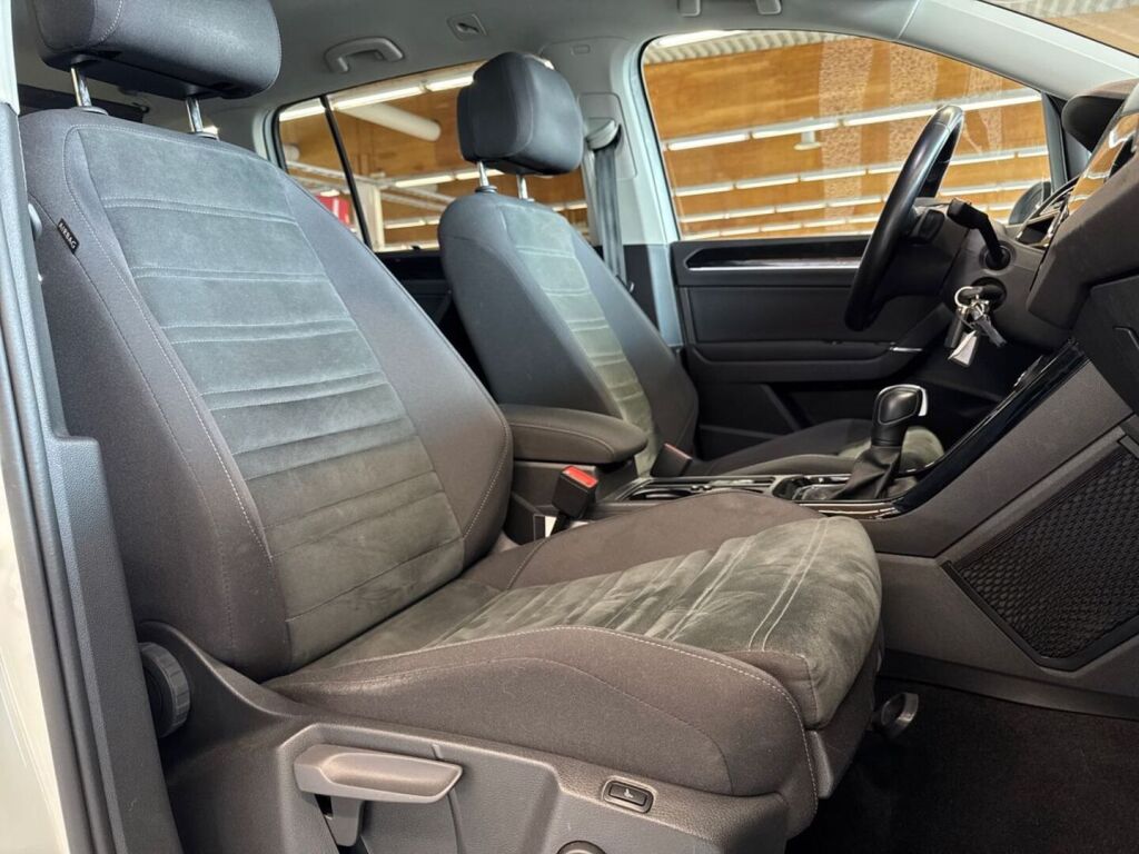 Volkswagen Touran 2022 Valkoinen