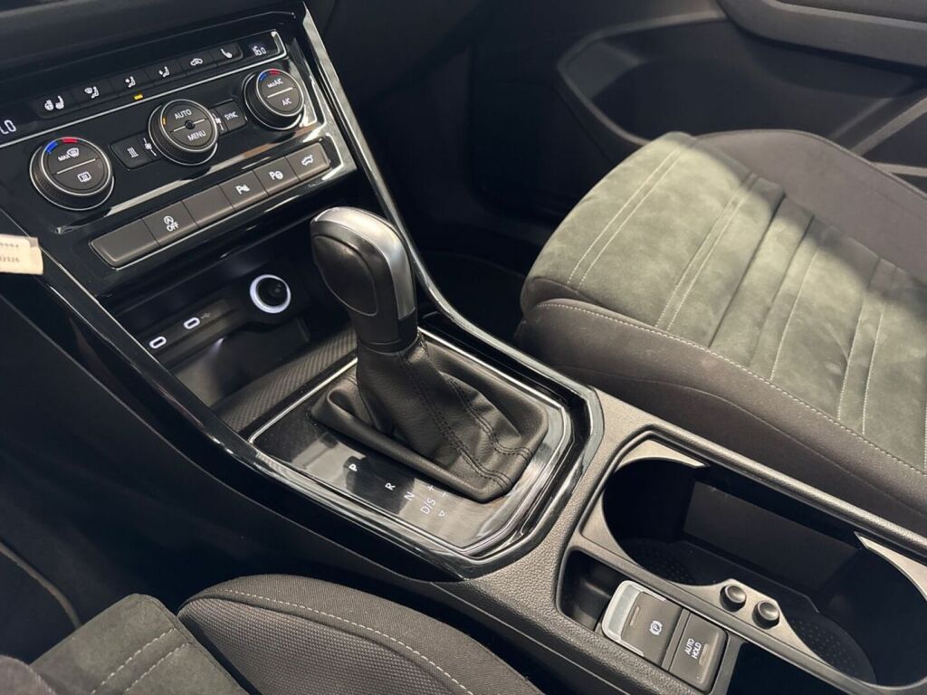Volkswagen Touran 2022 Valkoinen