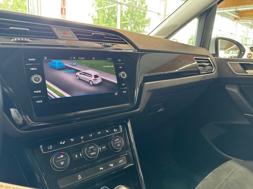 Volkswagen Touran 2022 Valkoinen