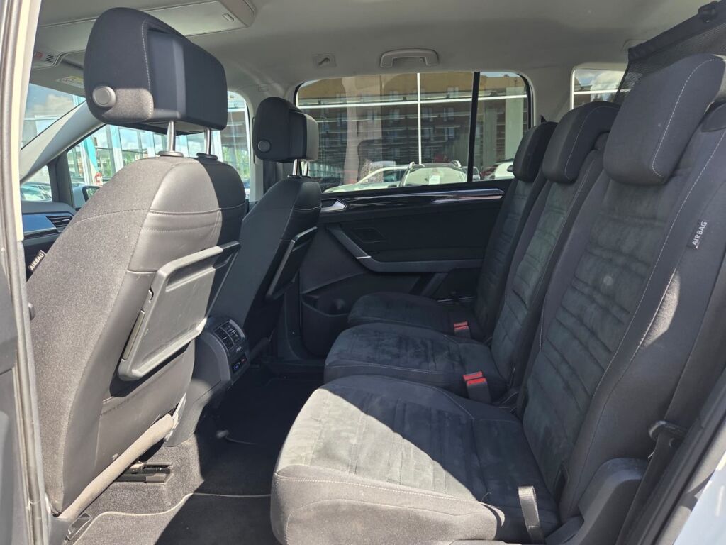 Volkswagen Touran 2022 Valkoinen
