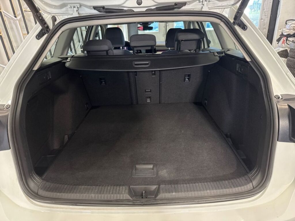 Volkswagen Golf 2022 Valkoinen