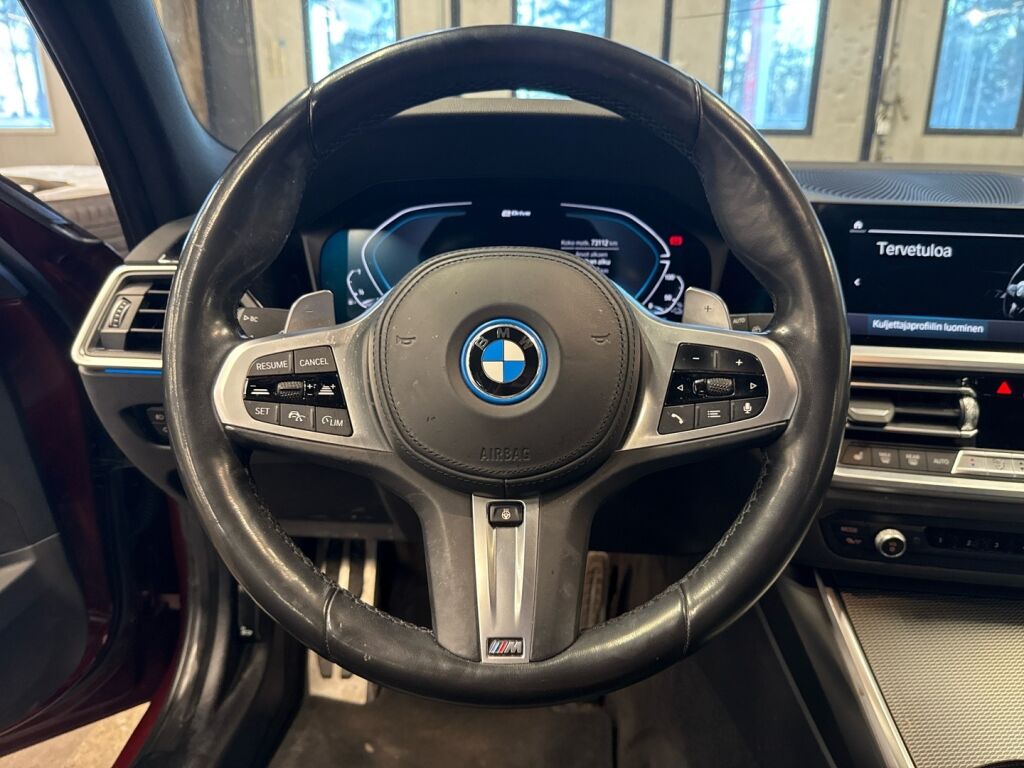BMW 330 2022 Punainen