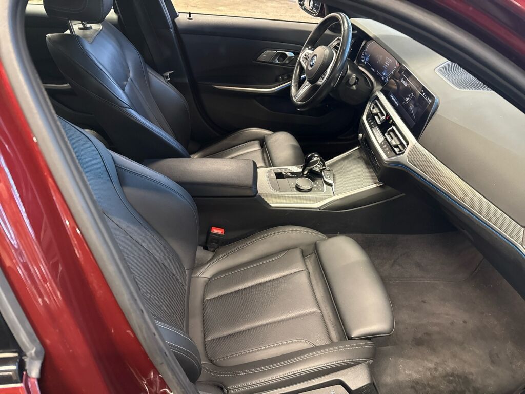 BMW 330 2022 Punainen