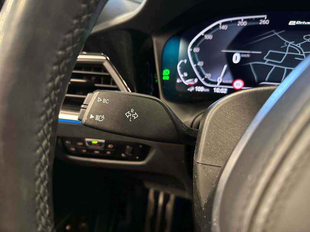 BMW 330 2022 Punainen