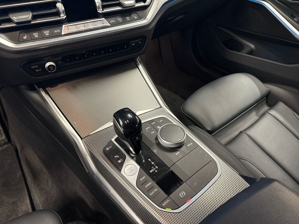 BMW 330 2022 Punainen