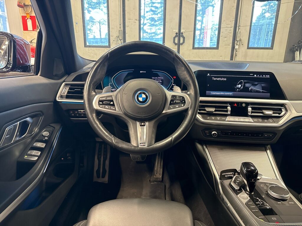 BMW 330 2022 Punainen