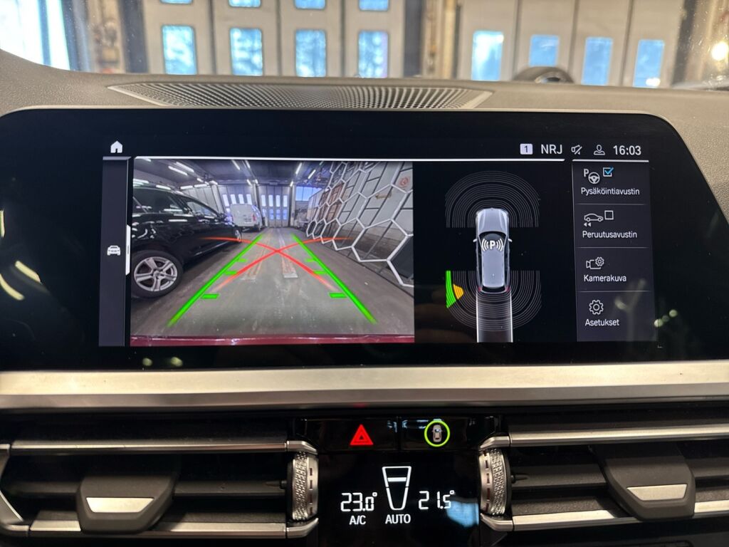 BMW 330 2022 Punainen