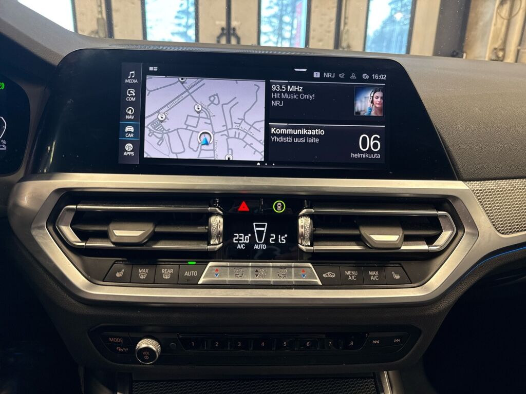 BMW 330 2022 Punainen