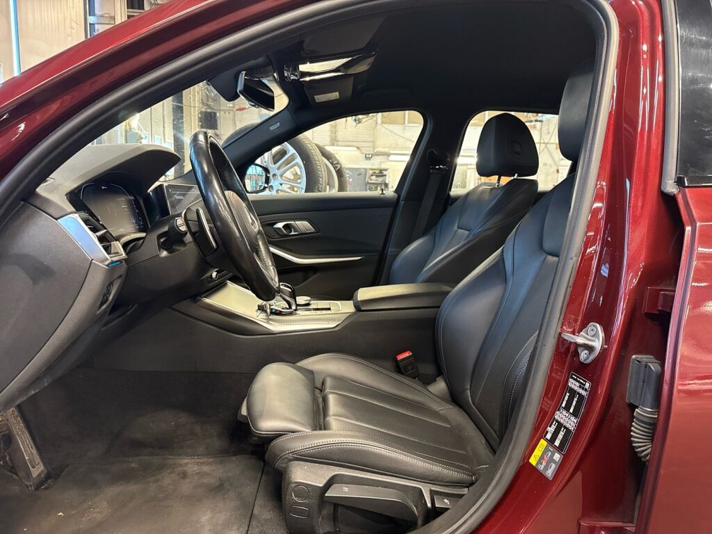 BMW 330 2022 Punainen