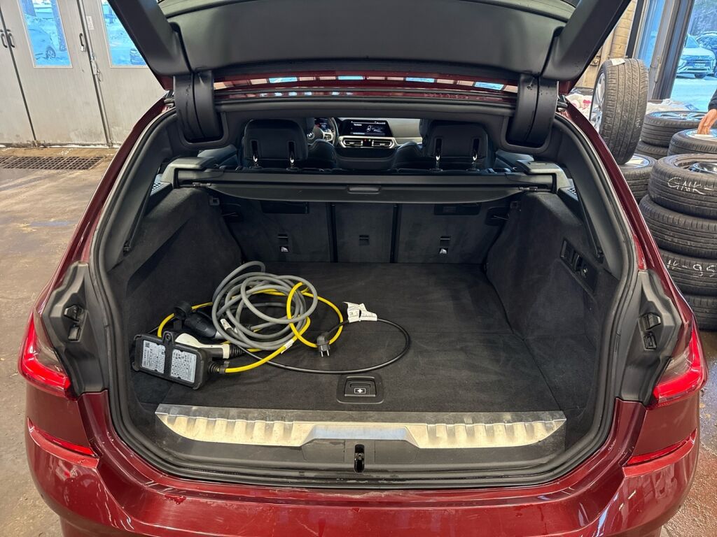 BMW 330 2022 Punainen