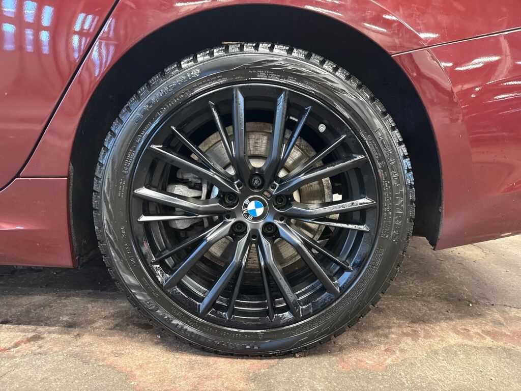 BMW 330 2022 Punainen