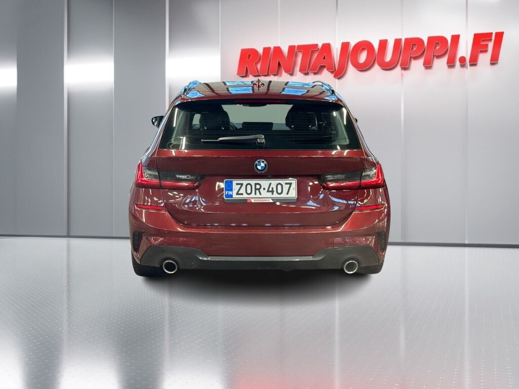BMW 330 2022 Punainen