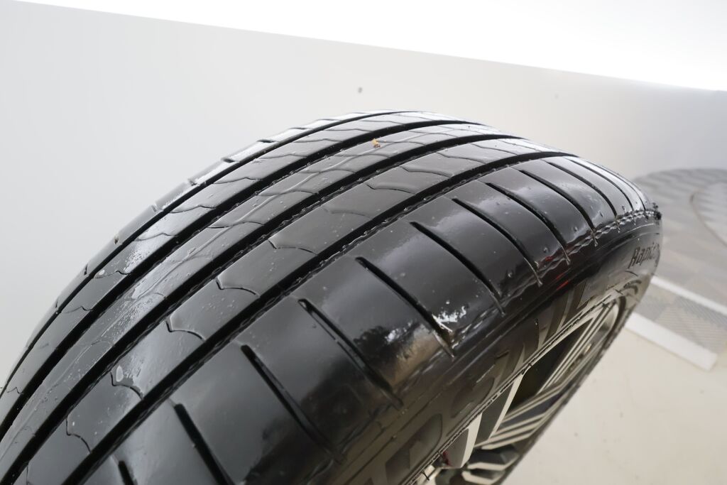 Volvo V60 2020 Musta