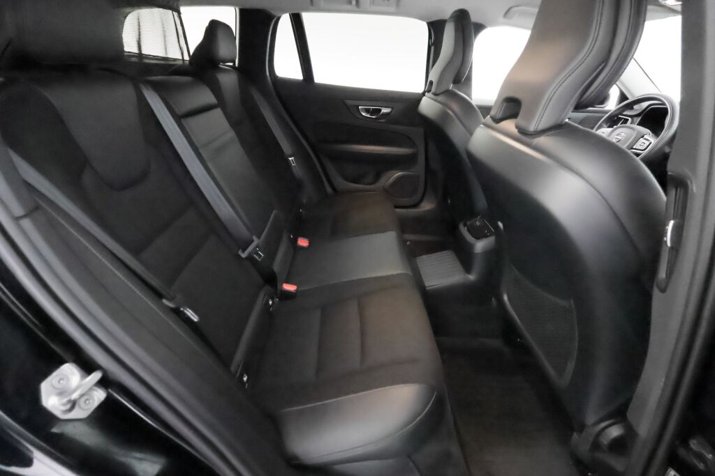 Volvo V60 2020 Musta
