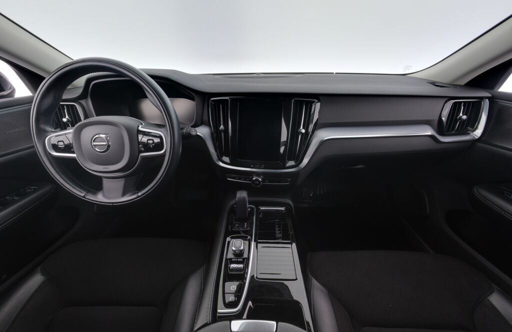 Volvo V60 2020 Musta