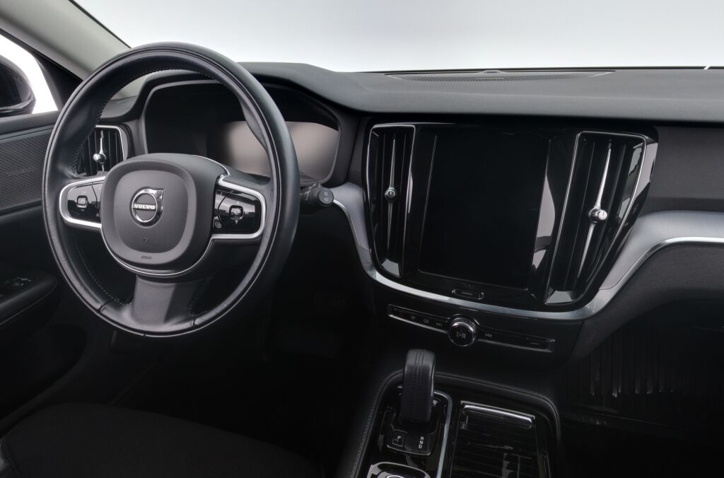 Volvo V60 2020 Musta