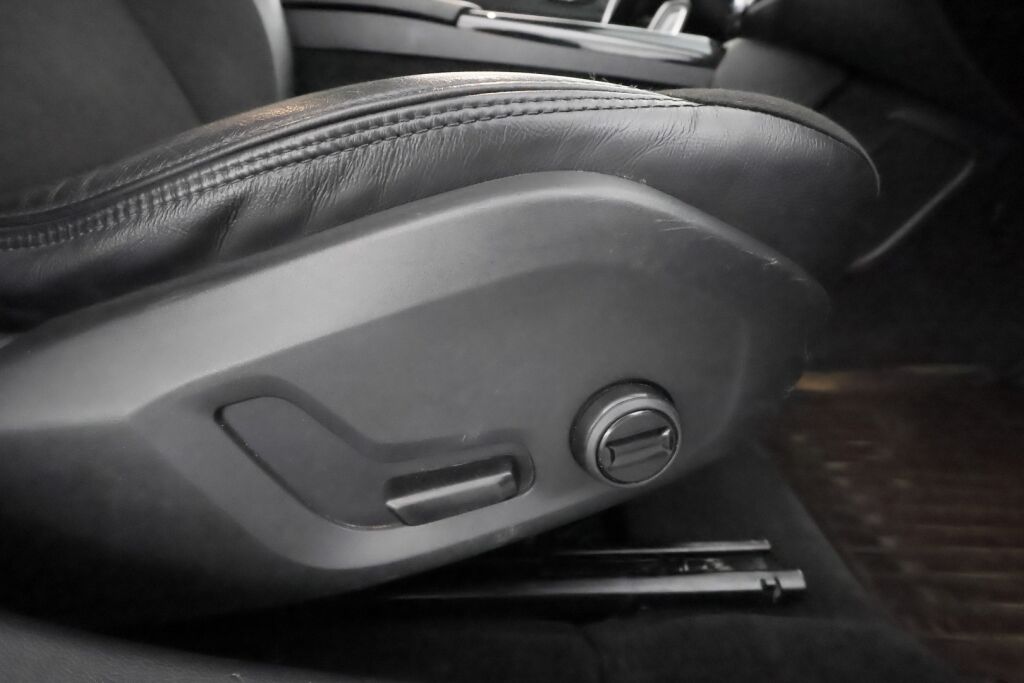 Volvo V60 2020 Musta