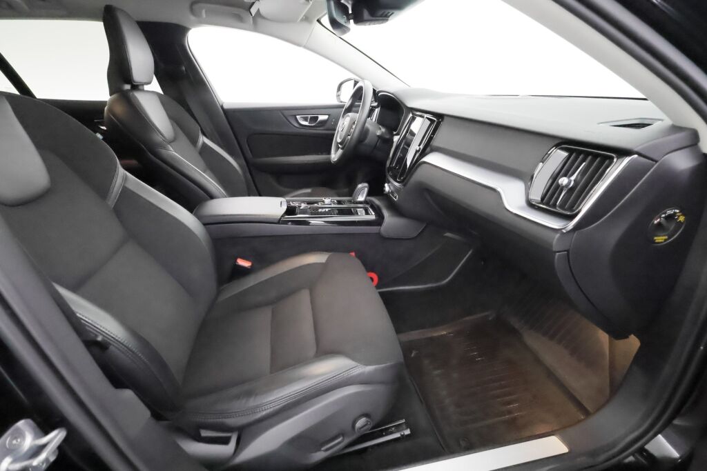 Volvo V60 2020 Musta