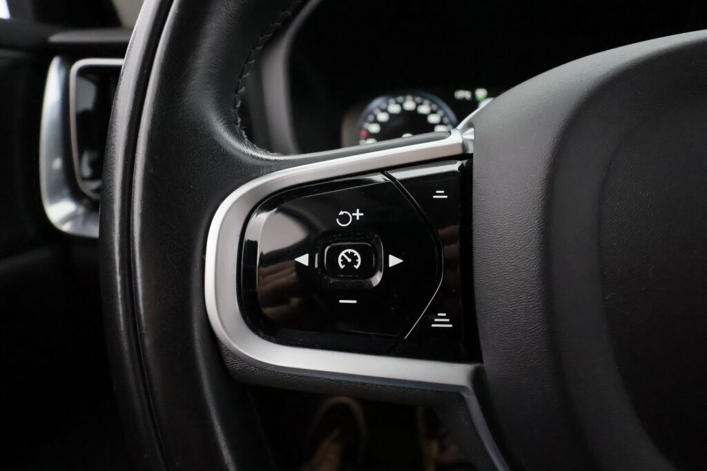 Volvo V60 2020 Musta