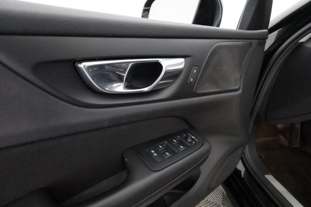 Volvo V60 2020 Musta