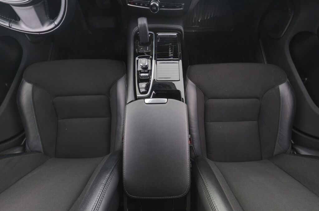 Volvo V60 2020 Musta