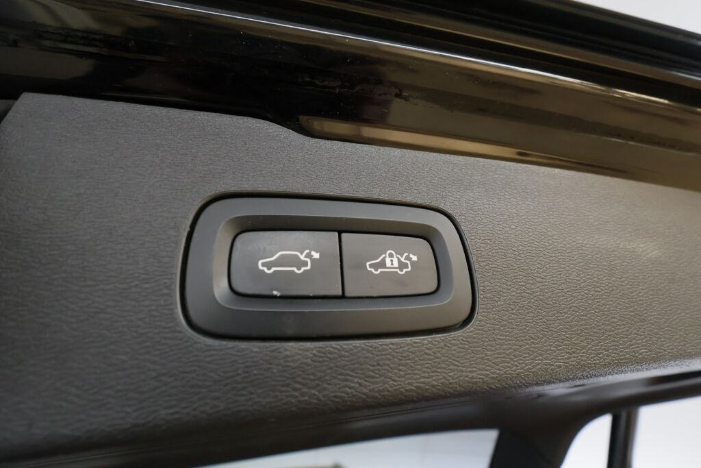 Volvo V60 2020 Musta