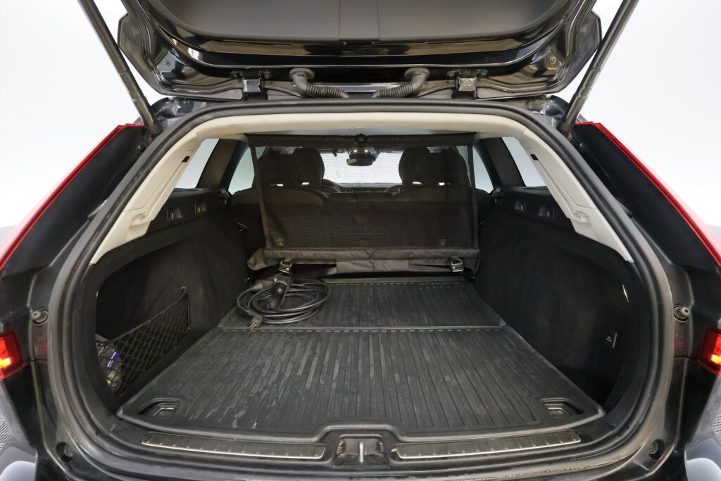 Volvo V60 2020 Musta