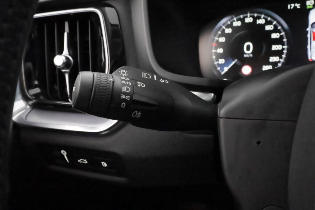 Volvo V60 2020 Musta