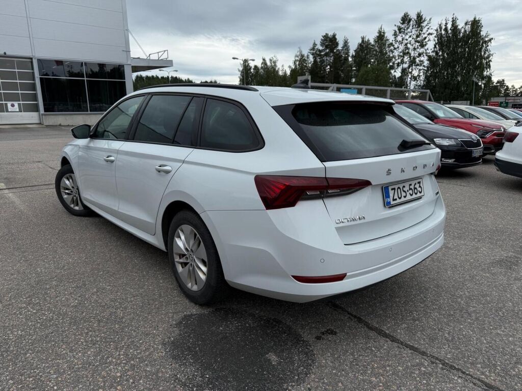 Skoda Octavia 2023 Valkoinen