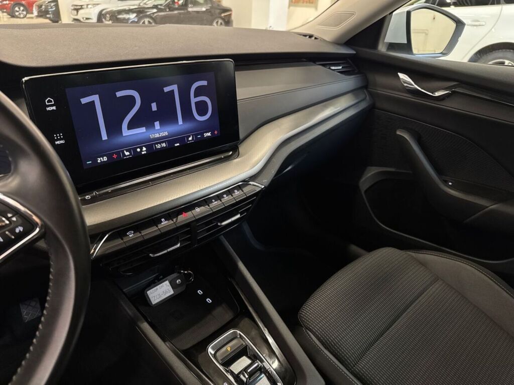 Skoda Octavia 2023 Valkoinen
