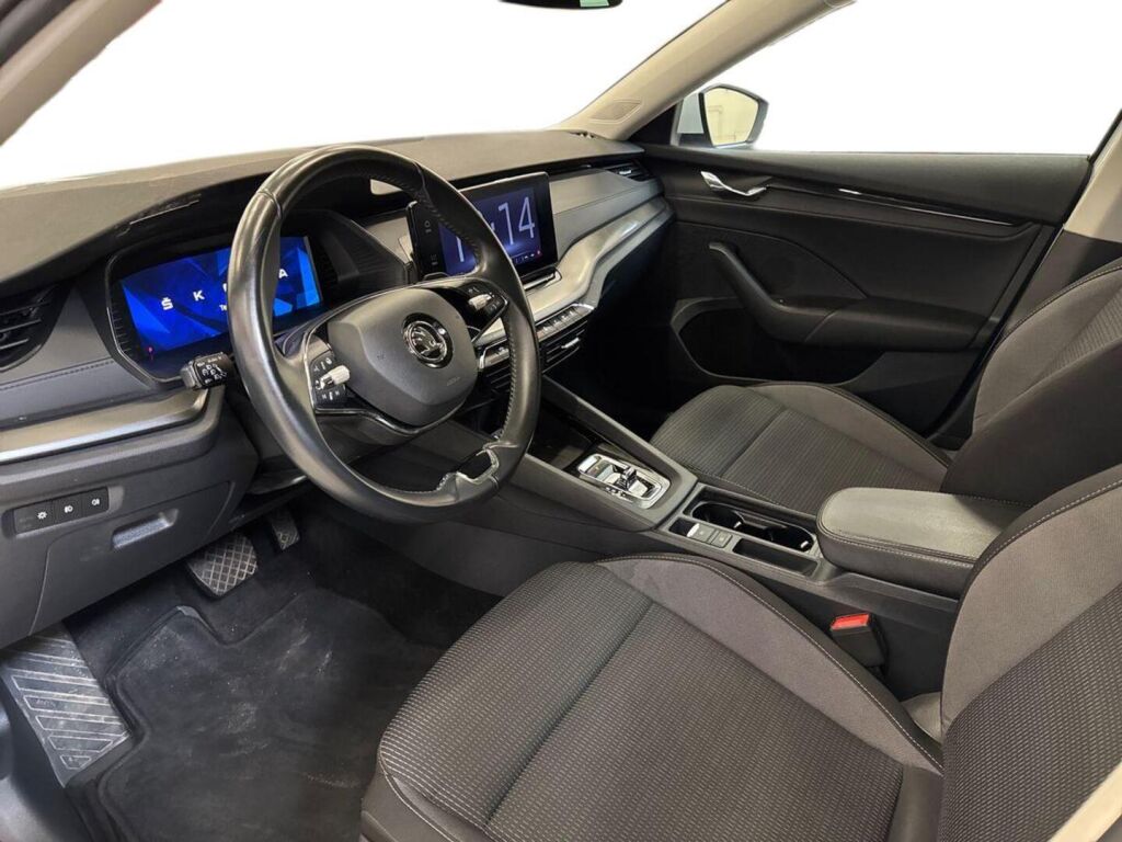 Skoda Octavia 2023 Valkoinen