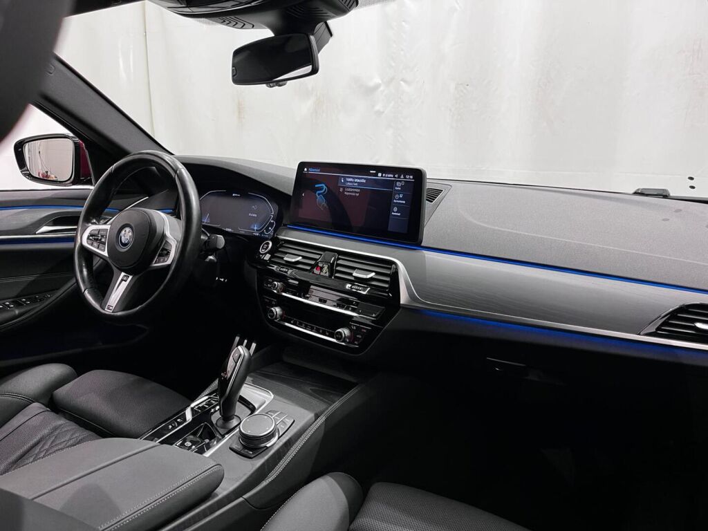 BMW 530 2023 Punainen