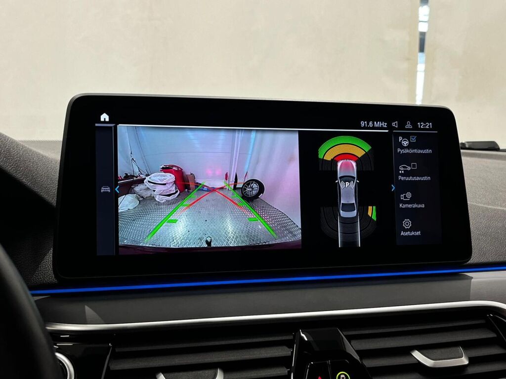 BMW 530 2023 Punainen