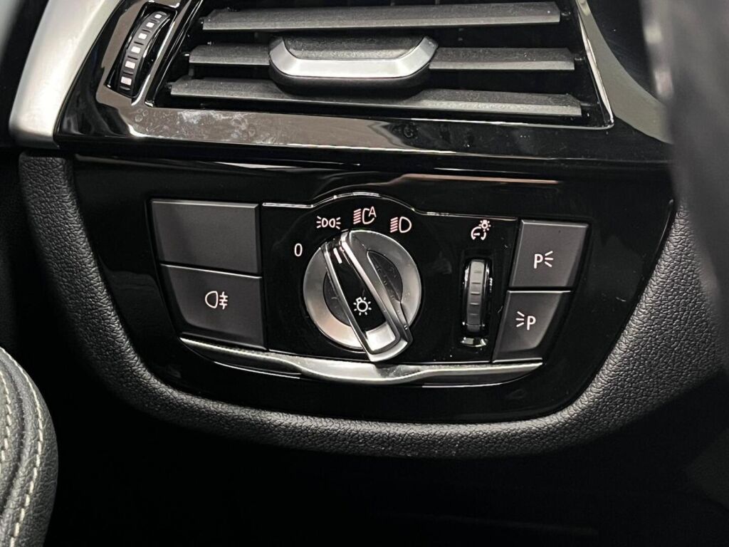 BMW 530 2023 Punainen