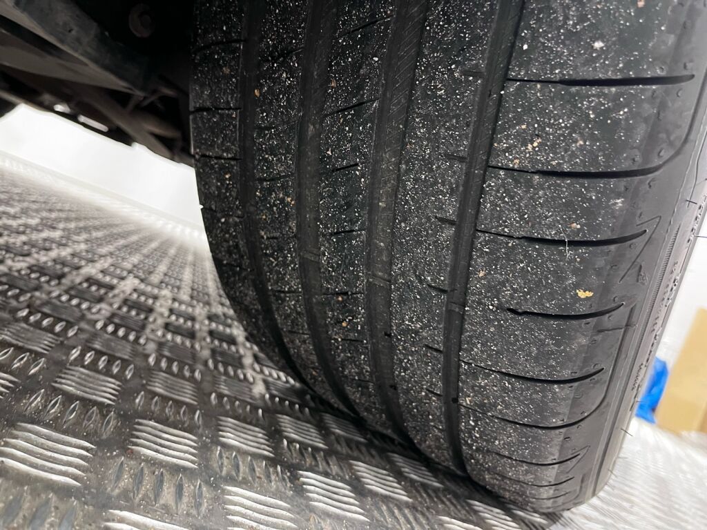 BMW 530 2023 Punainen