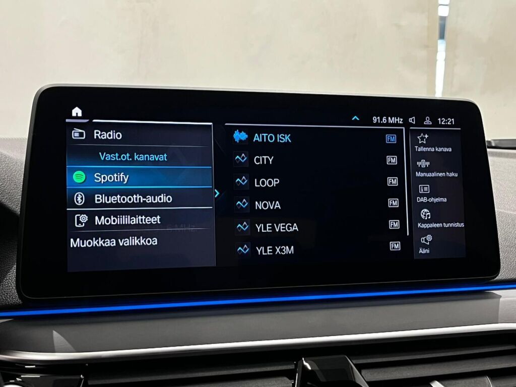 BMW 530 2023 Punainen