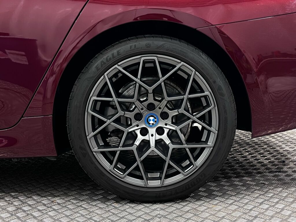 BMW 530 2023 Punainen