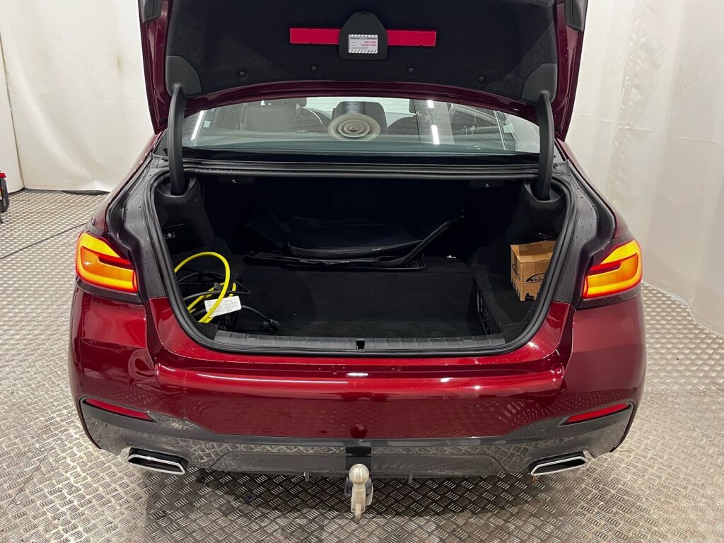 BMW 530 2023 Punainen