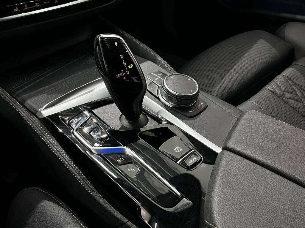 BMW 530 2023 Punainen