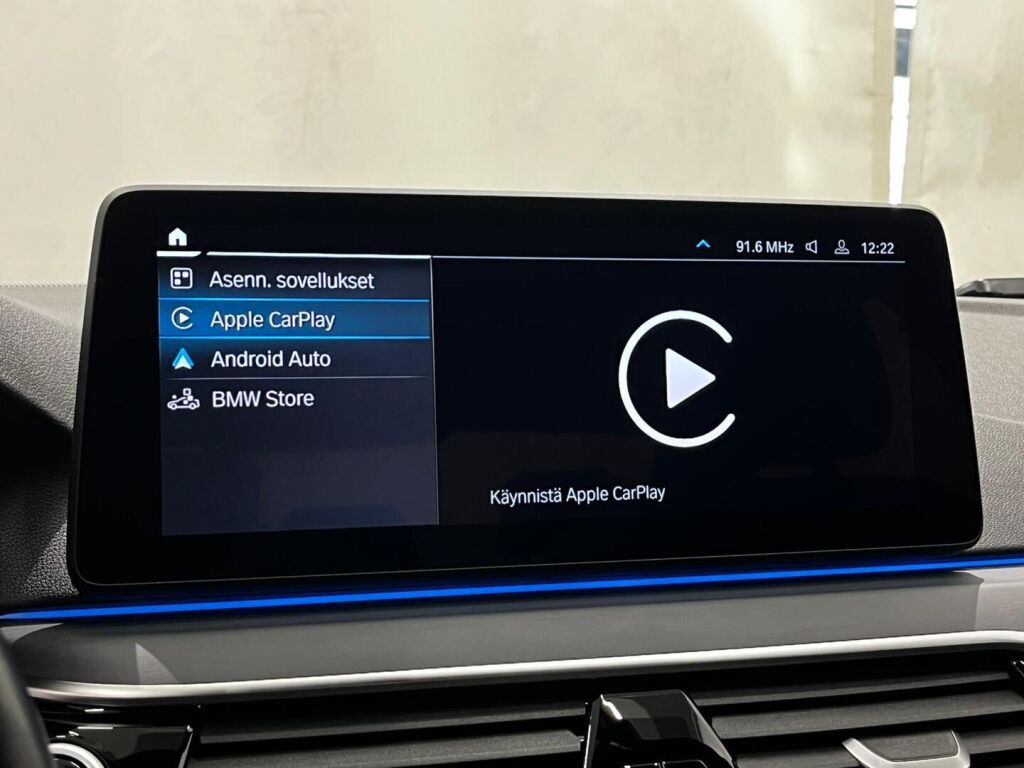 BMW 530 2023 Punainen