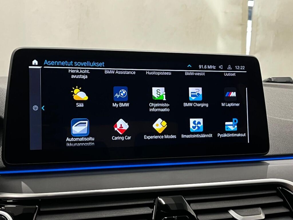 BMW 530 2023 Punainen