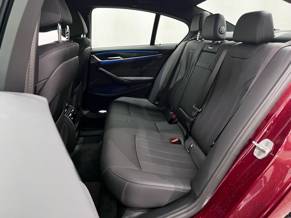 BMW 530 2023 Punainen