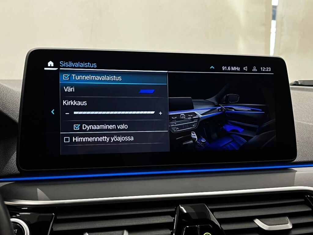 BMW 530 2023 Punainen