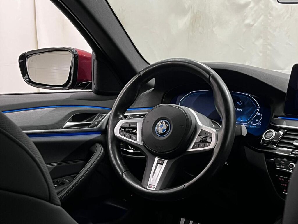 BMW 530 2023 Punainen