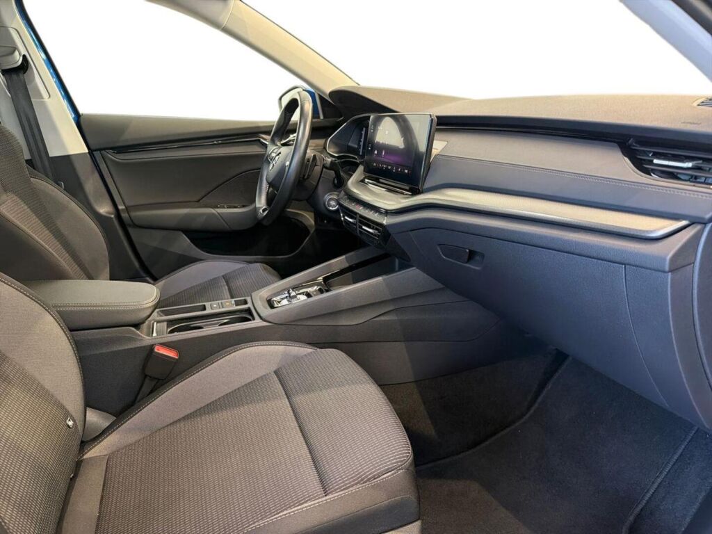 Skoda Octavia 2023 Sininen
